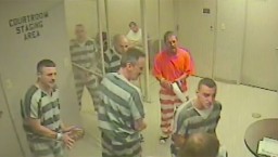 Заключенные сбежали из камеры, чтобы спасти тюремщика. Видео