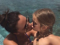 Жену Бекхэма раскритиковали за то, что она неправильно целует дочь