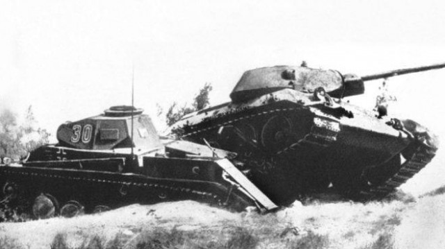 Первый танковый таран ВОВ